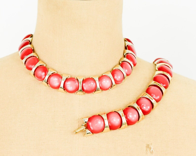 Rött halsband och armband från 1950-talet | Smyckeset med röda plastcirklar i vintagestil bild 1
