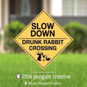 Disminuya la velocidad: cruce de conejos borrachos / Letrero de jardín de 23 x 23 pulgadas con advertencia y tráfico de doble cara
