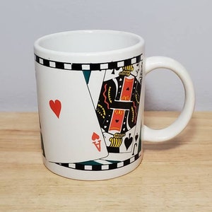 Taza de café con juego de póquer y cartas vintage de los años 90