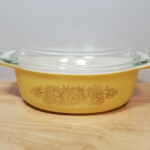 Vintage Pyrex Golden Rosette 1.5QT Lidded Casserole Dish