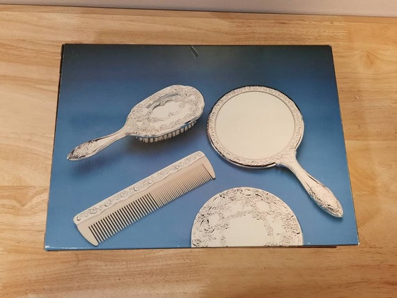 Silver plated 3pc vanity set DELINA Silver-plated 3-piece Vanity Set With Abstract  main image 4