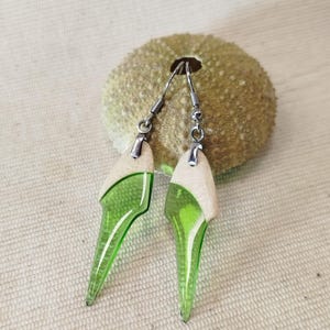 Wood and resin earrings, handcrafted with a unique and original design. Besides being beautiful, they are light as a feather.