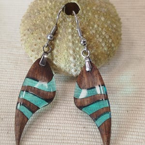 Wood and resin earrings, handcrafted with a unique and original design. Besides being beautiful, they are light as a feather