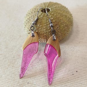 Wood and resin earrings, handcrafted with a unique and original design. Besides being beautiful, they are light as a feather.