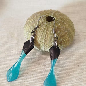 Wood and resin earrings, handcrafted with a unique and original design. Besides being beautiful, they are light as a feather.