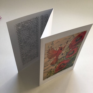 Carte à trois panneaux dépliante, carte de souhaits, un cardinal et 3 pavots, coquelicots