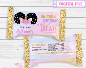 Può includere: Un modello di sacchetto per leccornie di compleanno di unicorno stampabile con sfondo rosa, blu e giallo. Il sacchetto presenta un unicorno con i capelli neri e un bordo dorato scintillante. Il testo sul sacchetto recita "Unicorn Birthday Treats" e "Abhilaunis".