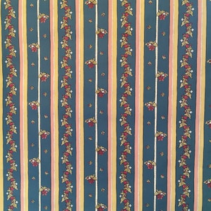 Papel de parede vintage com motivos florais azuis e listras rosa e amarelo