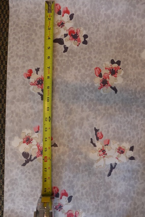 Motif Vintage Wallpaper Leopard Print & Flower Blossoms Gray Pink