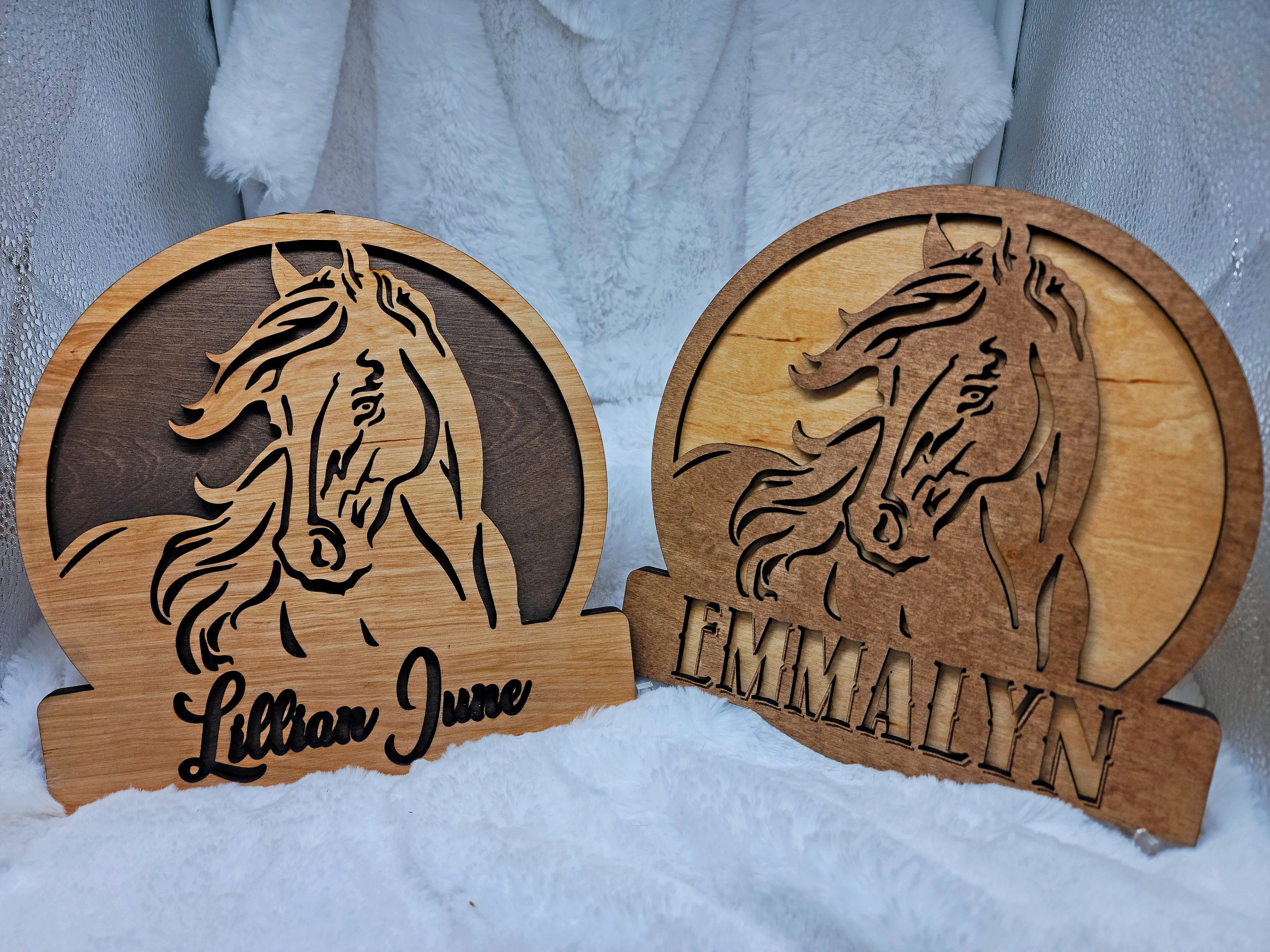 Signe de nom de cheval - signe de nom de chambre d'enfants, signe de nom de famille, passionné de cheval, signe de porte de nom d'enfant gravé au laser personnalisé découpé au laser