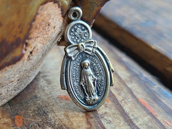 Vintage Beautiful Antique Catholic Medal Sacred H… - image 2