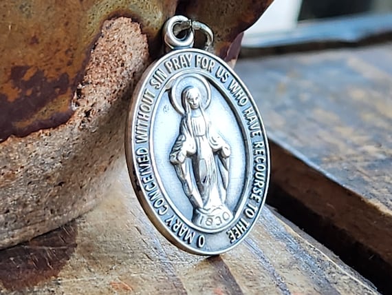 Sterling Silver (925) Saint Lucy Medal - Handcrafted In Italy, Papal Blessing, Gift Box Included