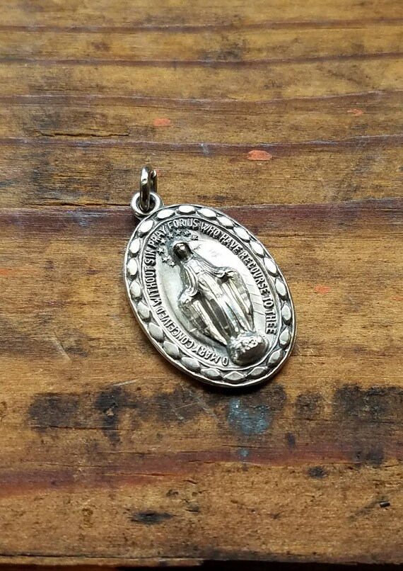 Pretty Vintage Chapel Sterling Silver Miraculous Medal Image 0