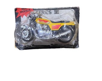 Vintage Series III Diecast Motorcycle Yellow 650cc Model East West Distributing