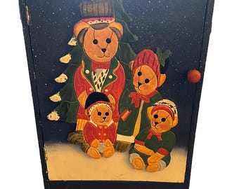 Caja navideña de madera con puerta y 2 estantes, estilo vintage, 35,5 x 23 x 10 cm. Un gran detalle decorativo.