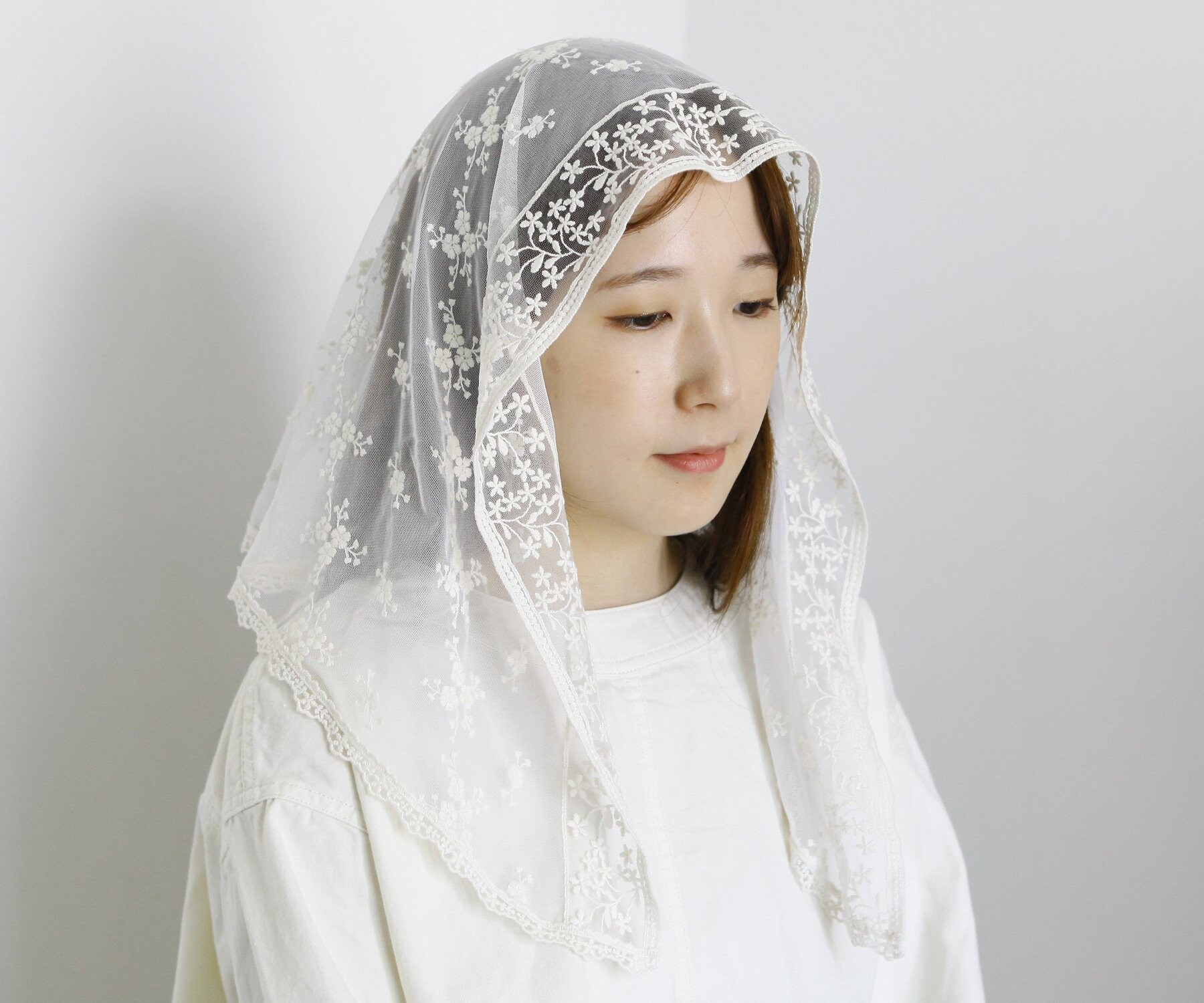 ivory veil with lace trim