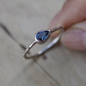Anello rosario in zaffiro Lacrima, anello rosario in argento sterling con zaffiro, pietra portafortuna di settembre, anello rosario in zaffiro, rosario in zaffiro