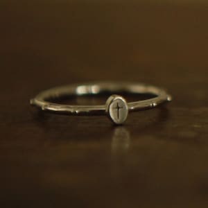 Rozenkransring Carmina, sterlingzilveren ring rozenkrans kruis, ring rozenkrans kruis, moderne kruisring, ring Carmina rosario, Rosario