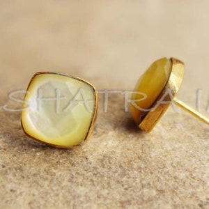 Mother Of Pearl Square Facetado 925 Plata de Ley Chapado en Oro Liso Pendiente de Stud - Real Off-White Pear Sparkling Earrings