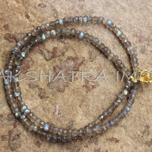 Hermoso collar de cuentas redondas facetadas de labradorita de 3-4 mm chapadas en oro