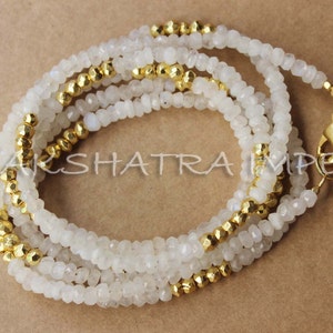 Collar chapado en oro con cuentas de piedra lunar arcoíris y pirita dorada