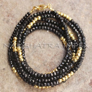 Hermoso collar chapado en oro de espinela negra y pirita dorada de 3-4 mm roundel facetado con cuentas de oro