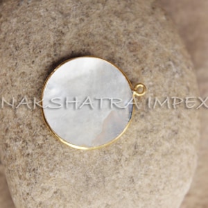 Ciondolo con castone in argento sterling 925 placcato oro, rotondo e liscio in madreperla naturale