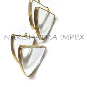 Pode incluir: Três molduras de metal dourado com inserções de vidro transparente. As molduras têm a forma de um triângulo com cantos arredondados. As molduras têm um laço na parte superior para pendurar.