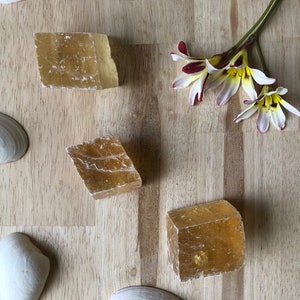 Cubos de calcita de miel claros ópticos: cristales brutos en bruto, piedras preciosas (pequeñas - grandes)