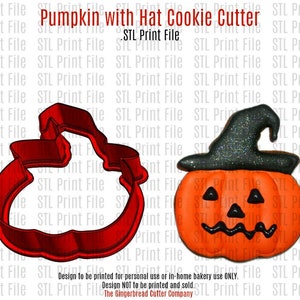Op de afbeelding: Een rode plastic koekjesvorm in de vorm van een pompoen met hoed en een bijbehorend oranje pompoenkoekje met een zwarte glitter heksenhoed, zwarte ogen en een zwarte mond. De tekst luidt Pumpkin with Hat Cookie Cutter .STL Print File.