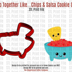 Può includere: Tagliapasta in plastica rossa a forma di patatina e tagliapasta in plastica blu a forma di ciotola di salsa con una patatina che sporge. La ciotola di salsa ha un simpatico viso da cartone animato. Il testo "We Go Together Like...Chips & Salsa Cookie Cutter" è in alto nell'immagine.