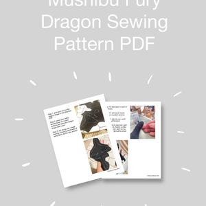 Op de afbeelding: Een digitaal naaipatroondocument getiteld Mushibu Fury Dragon Sewing Pattern PDF. De pagina's bevatten instructietekst, genummerde stappen en foto's die het proces van het overtrekken en knippen van een zwart stoffen onderdeel in de vorm van een draak tonen.