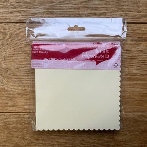 Cremeweiße Kanten, quadratisch, mit Kanten und Kanten