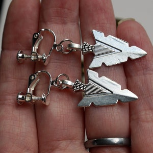 Clip on Arrow Head Earrings, Non Pierced Ears, Arrow Head Weapon Earrings, Weapon Dangle Earrings, Arrow Jewellery, Girl Gamer Birthday Gift
