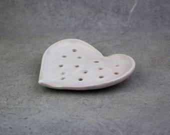 Jabonera de cerámica, plato de cerámica con forma de corazón, plato para anillos, decoración para el hogar, plato de cerámica artesanal con forma de corazón, jabonera hecha a mano, pieza única para el baño