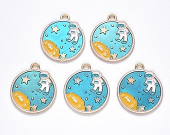 10 Round Spaceman Walk Charms - Shiny Enamel & Gold Plated - 29mmx25mm - P00657