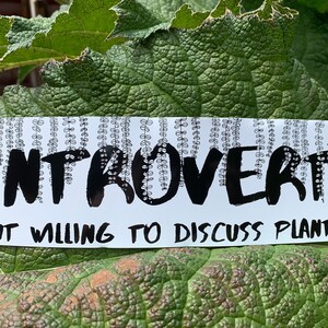 Adesivo Introverso ma disposto a discutere delle piante - /L/