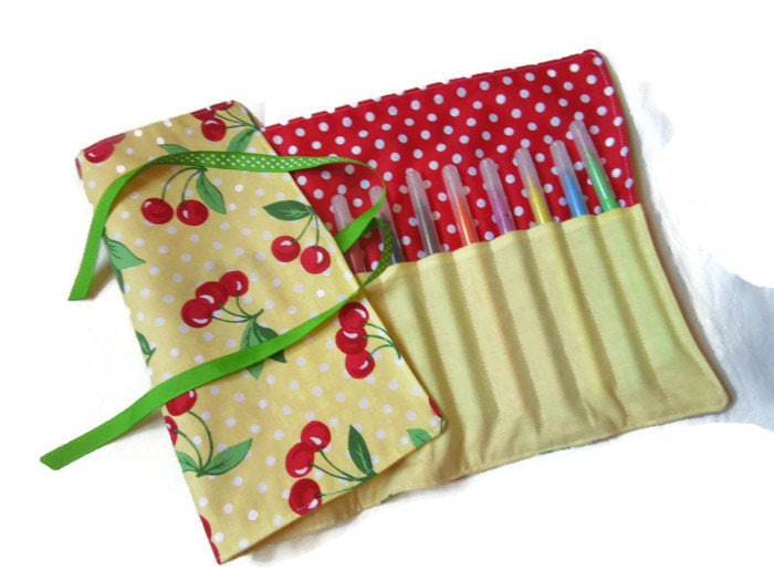 Trousse École à Rouler Pour 18 Crayons, Feutres, Jaune Rouge, Cerises