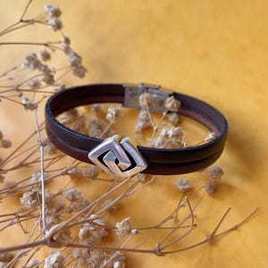 Bracciale doppio in pelle decorato con una chiusura in argento con due diamanti intrecciati, un regalo personalizzato per uomo o donna.