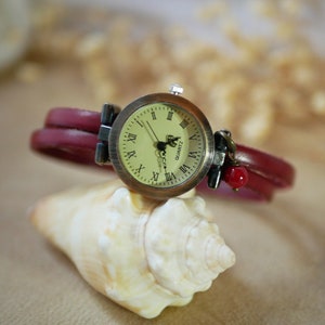 montre vintage au bracelet cuir rouge