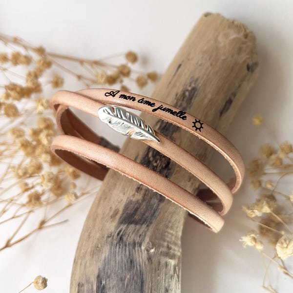 Bracciale in pelle multistrato personalizzato per donna, stile boho con decorazione a piuma, regalo per la migliore amica o l'anima gemella