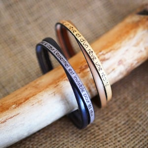 Gekruiste leren armband in twee kleuren om uit te kiezen voor dames en heren om namen en citaten te laten graveren, aanpasbaar Vaderdagcadeau Frankrijk