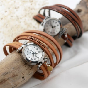 Montre pour femme au bracelet en 5 tours de poignet, un multi tour en  cuir fin à choisir parmi une vingtaine de couleurs, le cadran est argenté et décoré d'une perle en pierre assortie au cuir