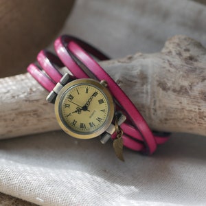 Montre femme en cuir couleur au choix personnalisable par gravure de prénoms ou texte, bracelet 4 tours de poignet et breloque au choix image 2