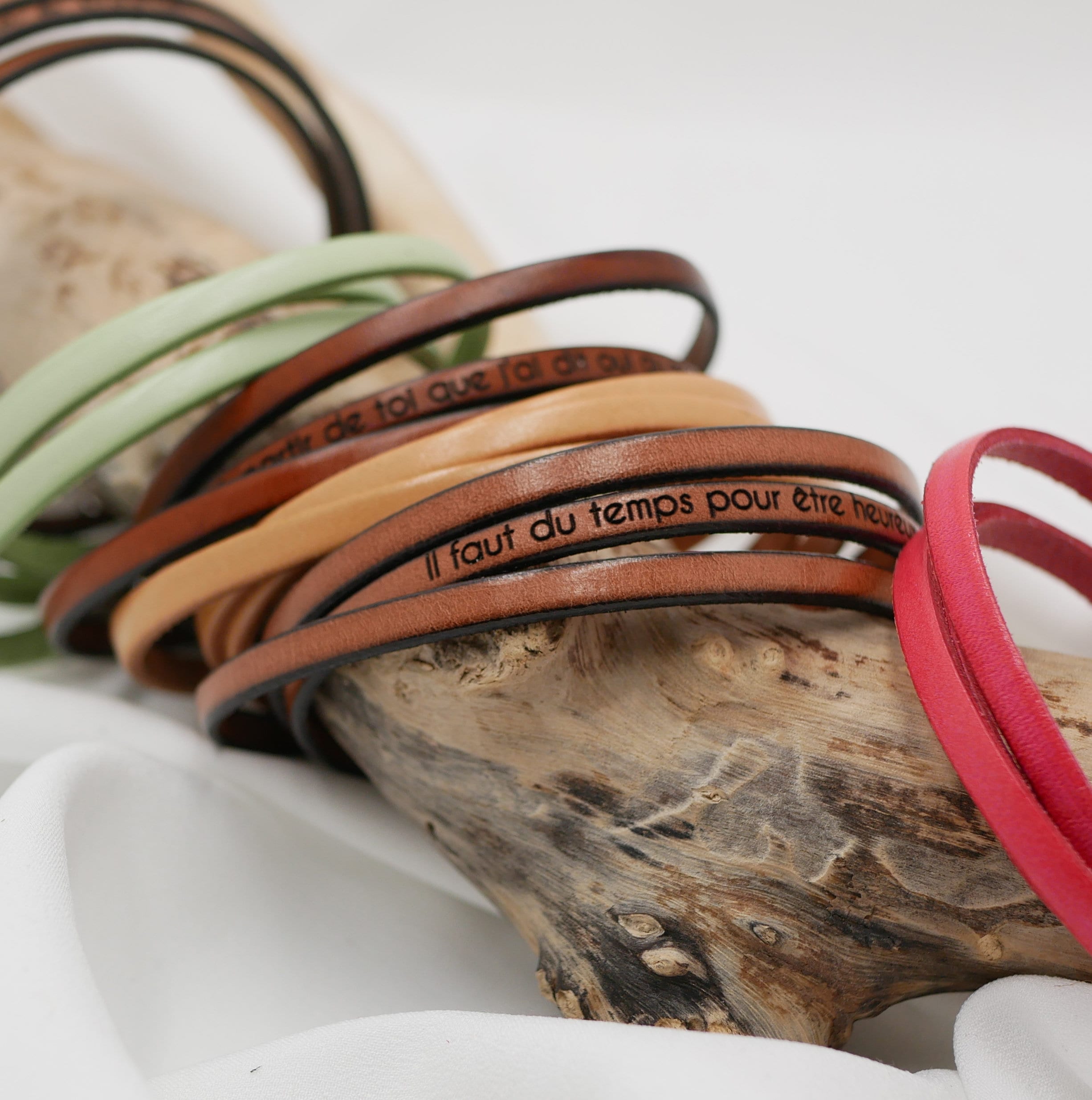 Bracelet Multitours Modulable En Collier - Fleurs Métal Et Cordon Effet Cuir - Ajustable Sans Fermoir - Neuf