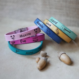 Pulsera infantil de cuero personalizada grabada con el nombre enmarcado por un dibujo a elegir, regalo de joyería niño o niña personalizable mediante grabado