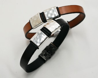 Bracelet homme cuir aux carrés en métal martelé, cadeau gravé personnalisé initiales ou prénom pour papa, mari, parrain, fête des pères