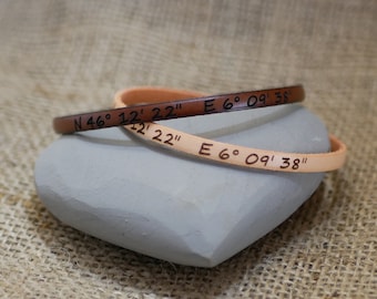 Cadeau pour couple deux bracelets cuir personnalisés avec la même gravure comme des coordonnées GPS ou date ou prénoms, bijoux pour mariés