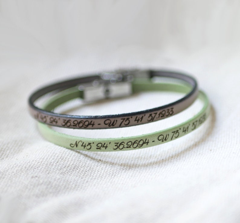Cadeau pour couple deux bracelets cuir personnalisés même gravure, coordonnées GPS ou date anniversaire ou prénoms, bijoux pour mariés image 2