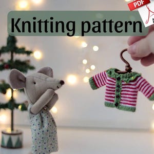 PDF Pattern Christmas Elf cardigan for Maileg big bro/sis mouse. Knit tutorial Ugly sweater for soft toy. Festive design clothes bjd doll